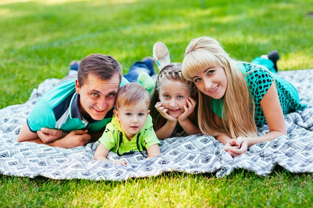 Famille, coucher, dans parc