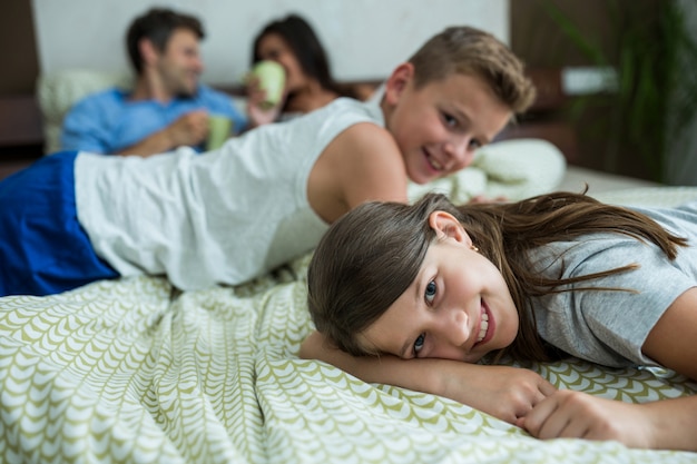 Famille, coucher lit, dans, chambre à coucher