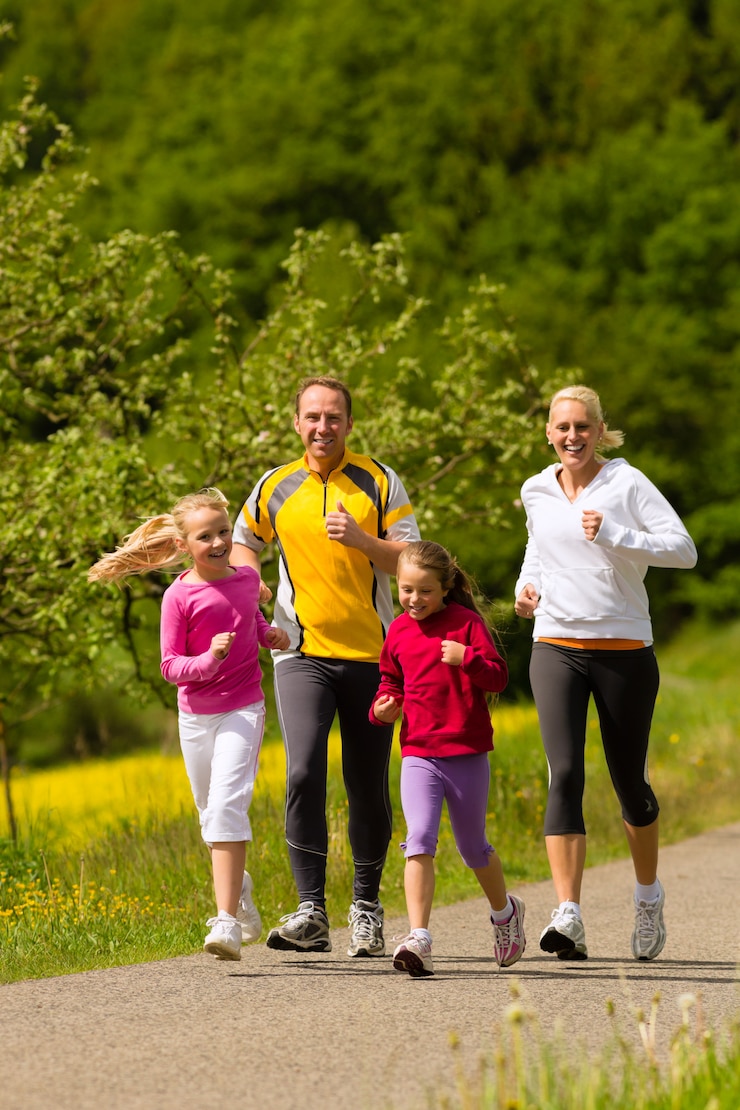 Photo famille courant dans le pré pour le sport