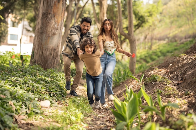 Famille courant le long d'un chemin d'un parc