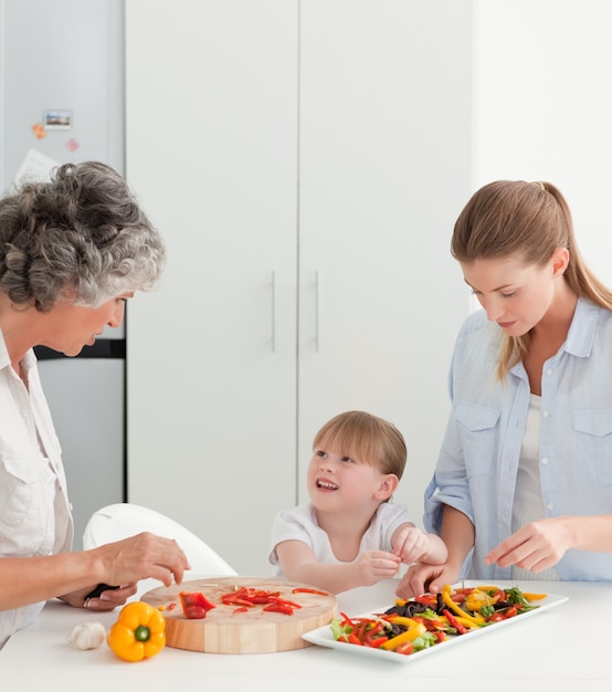 Famille cuisine ensemble dans la cuisine à la maison