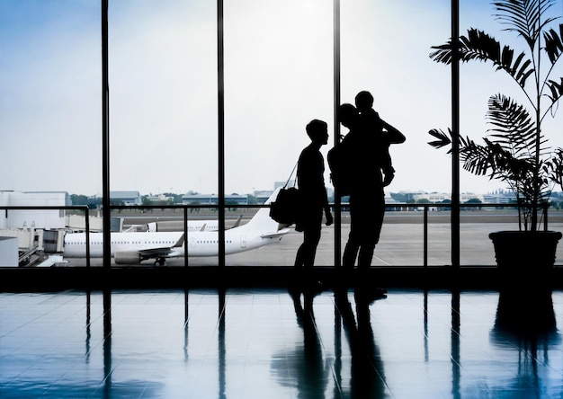 Famille dans un bon moment à l'aéroport en attente de départ