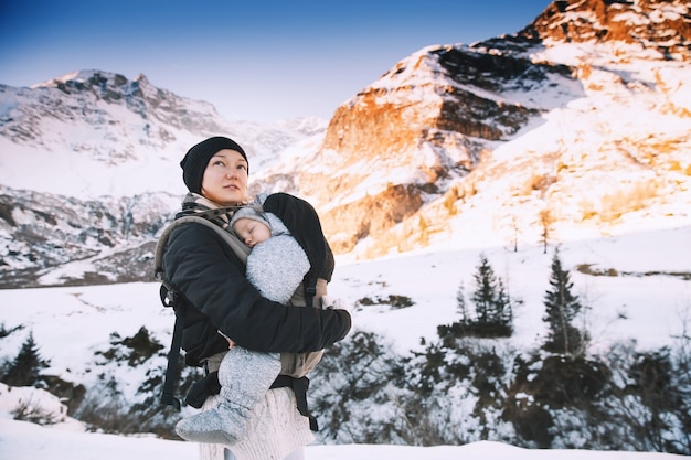 Famille dans la campagne enneigée d'hiver avec la montagne en arrière-plan Randonnée hivernale en montagne en Autriche