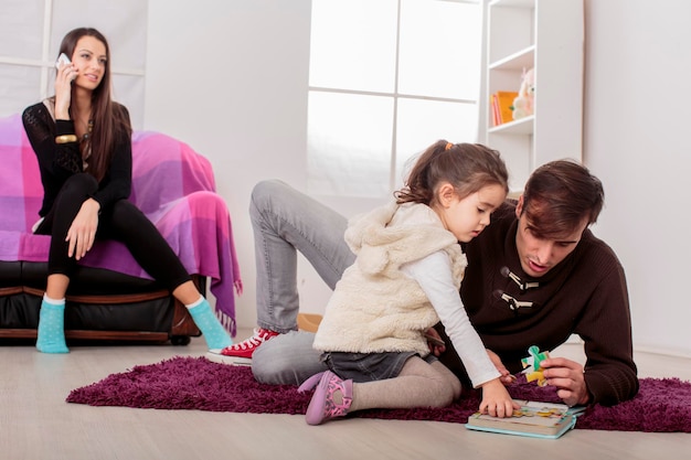 Famille dans la chambre