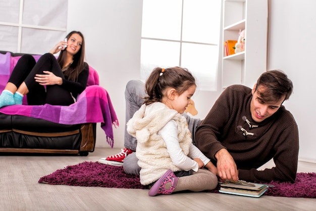 Famille dans la chambre