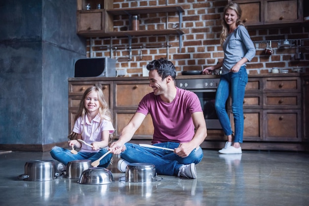 La famille dans la cuisine