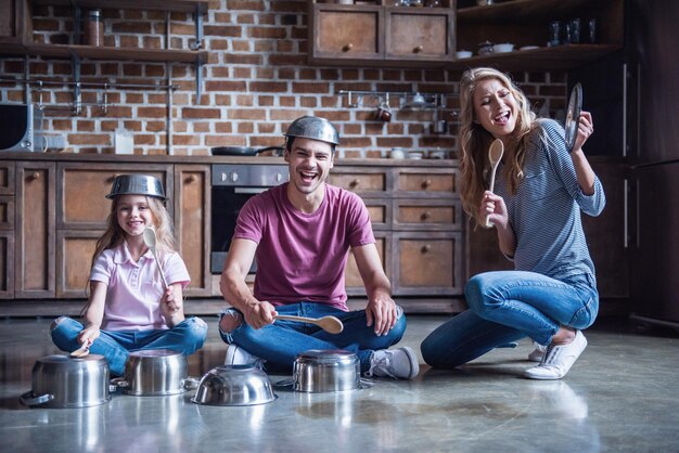 La famille dans la cuisine