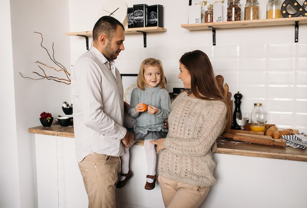 Famille dans la cuisine