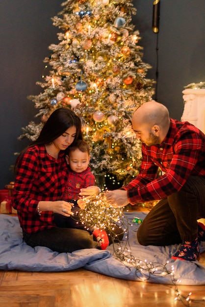 Famille Dans Les Décorations De Noël