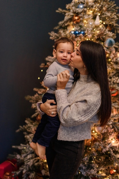 Famille dans les décorations de Noël