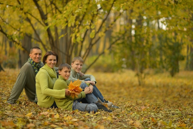 Famille dans la forêt d'automne