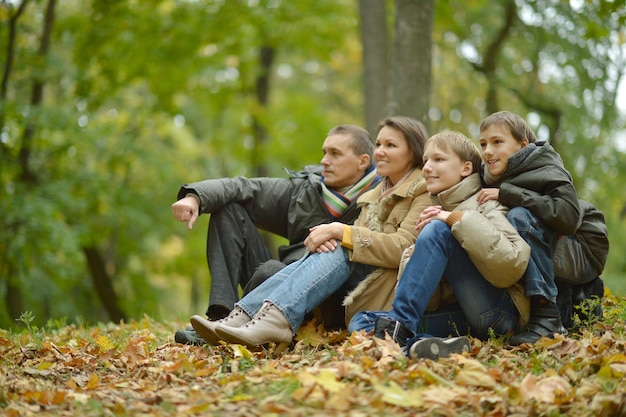 Famille dans la forêt d'automne