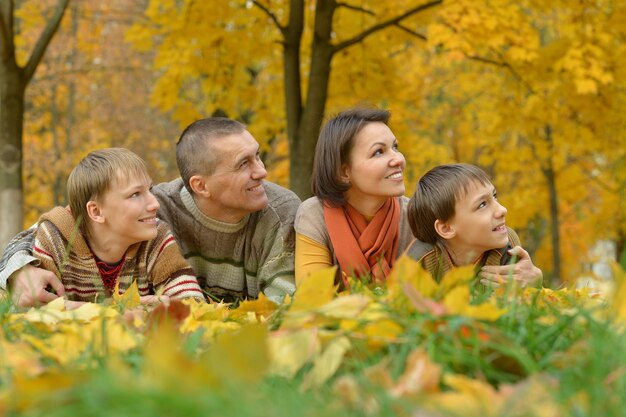 Famille dans la forêt d'automne