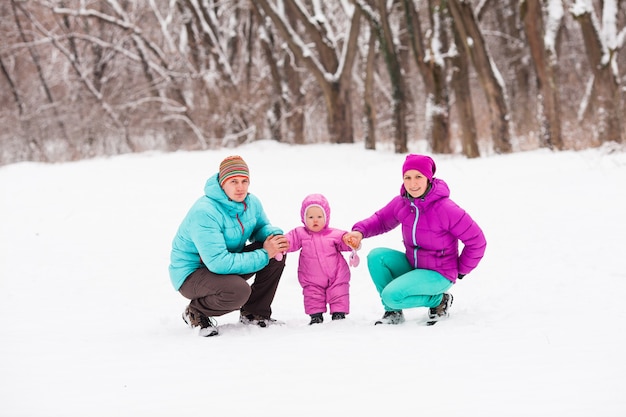 Famille dans la forêt d'hiver