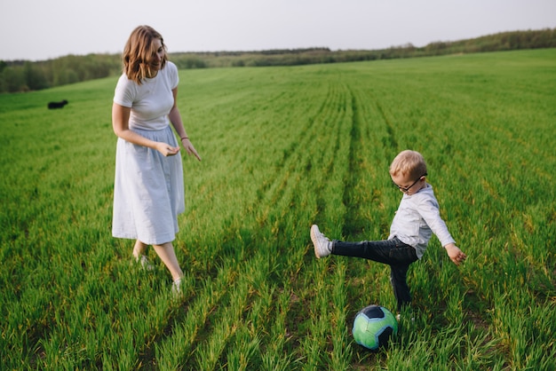 Famille dans la forêt pour une promenade. Pique-nique dans la prairie, sur le gr