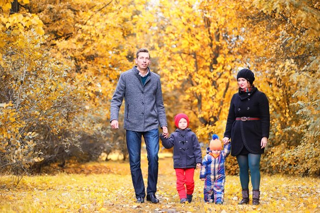 Famille dans le parc d'automne l'après-midi