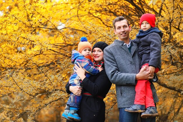 Famille dans le parc d'automne l'après-midi