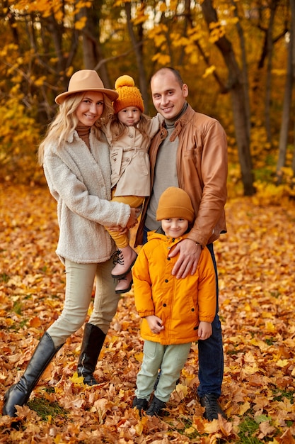 Famille dans le parc d'automne