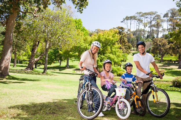 Famille dans le parc avec leurs vélos