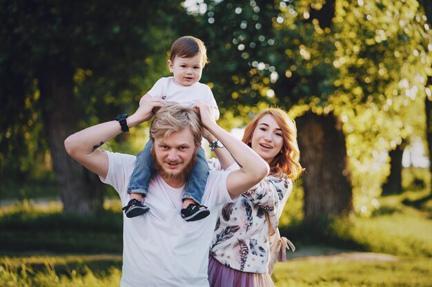 Famille dans un parc