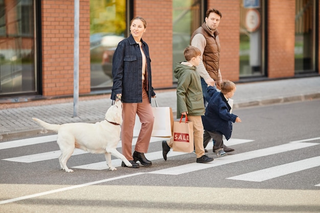 Famille dans le parking