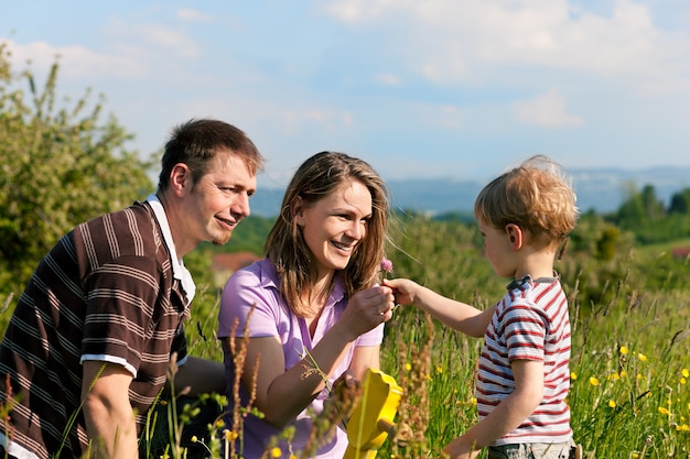 Famille dans le pré