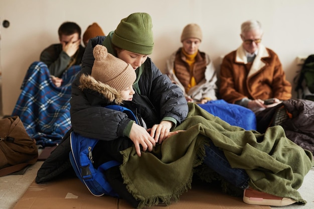 Famille dans un refuge pour réfugiés