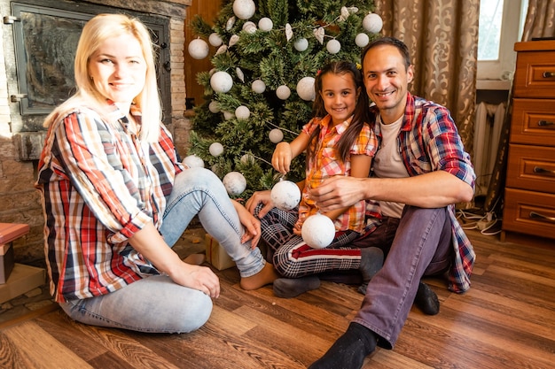 Famille Dans Une Vieille Maison En Bois. Belles Décorations De Noël. L'ambiance Festive. Vacances De Noël.