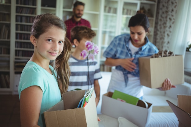 Famille déballage des cartons ensemble