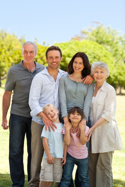 Famille debout dans le parc