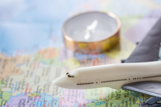 Famille debout sur la pièce et jouet d'avion blanc flou