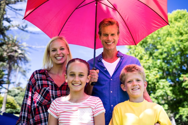 Famille debout sous un parapluie