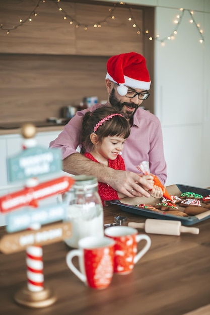 Famille décorant des biscuits de pain d'épice