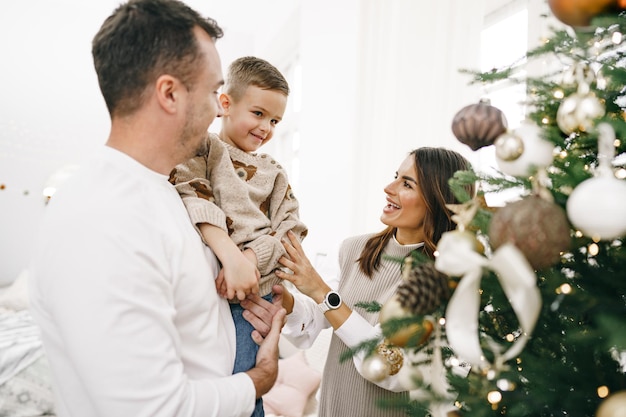 Famille De Décoration D'un Arbre De Noël à La Maison