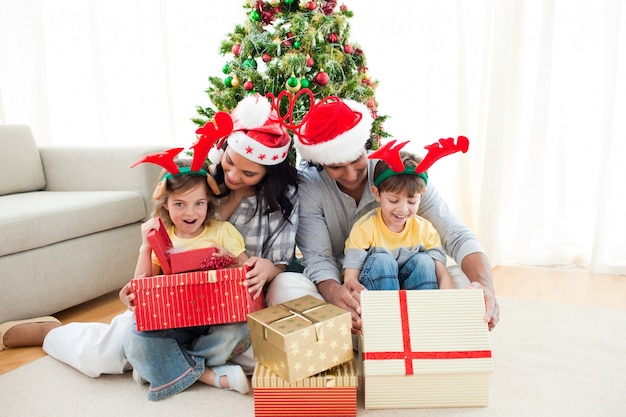 Famille décorer un sapin de Noël