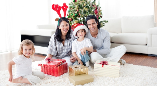 Famille décorer un sapin de Noël