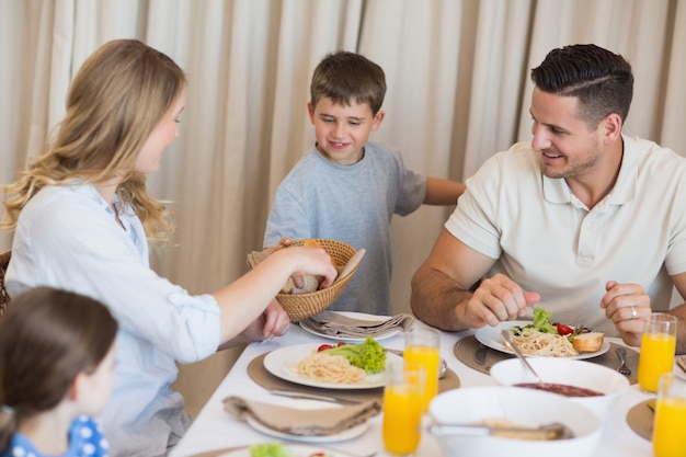 Famille, déjeuner à la table à manger