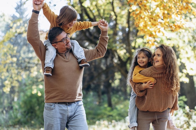 Photo famille avec deux filles s'amusant dans le parc