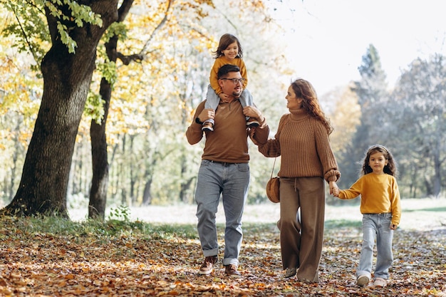 Famille avec deux filles s'amusant dans le parc