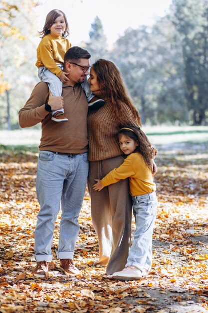 Famille avec deux filles s'amusant dans le parc