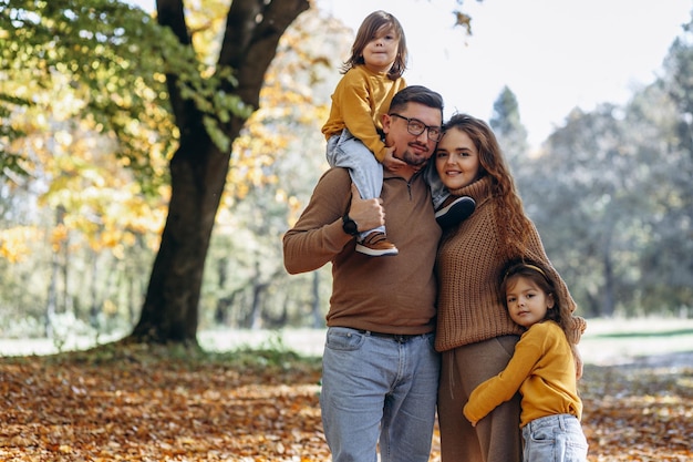 Famille avec deux filles s'amusant dans le parc