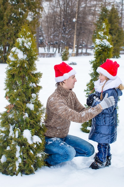 Famille de deux personnes sur la patinoire en plein air à la belle journée d'été