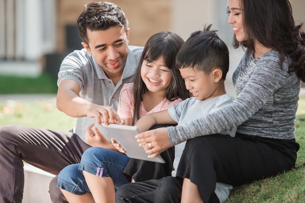 Famille, devant, leur, maison, utilisation, tablette