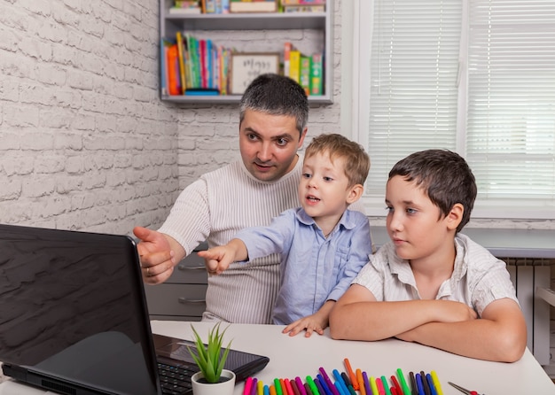 Famille discutant avec des parents via une application d'appel vidéo de vidéoconférence. Papa, les fils apprécient la vidéoconférence à la maison. Technologie, communication