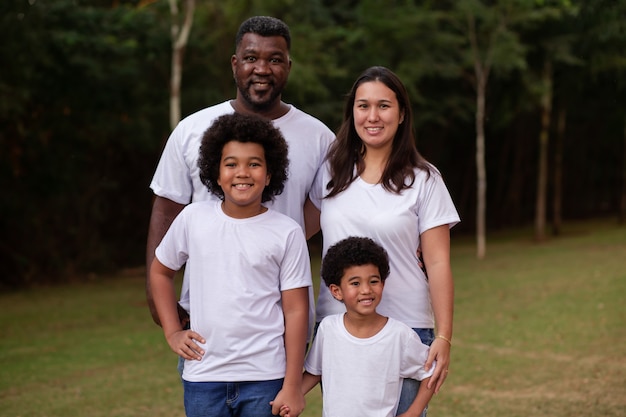 Famille de diversité avec père afro et mère japonaise. belle famille heureuse dans le parc