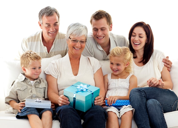 Famille donnant un cadeau à la grand-mère