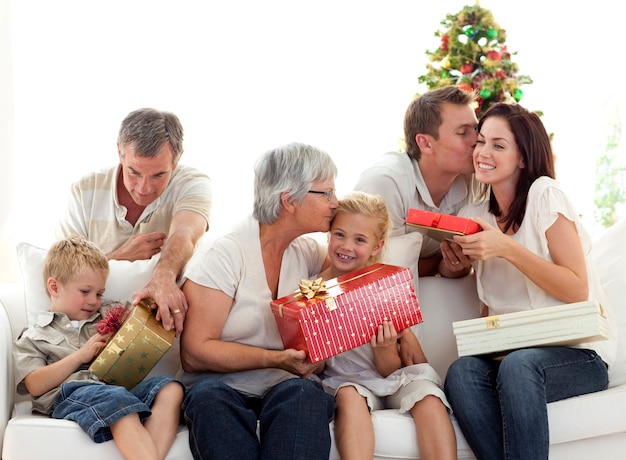 Famille donnant des cadeaux pour Noël