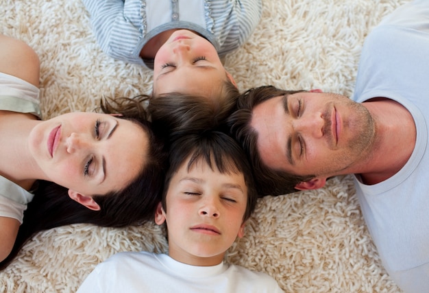 Famille de dormir sur le sol