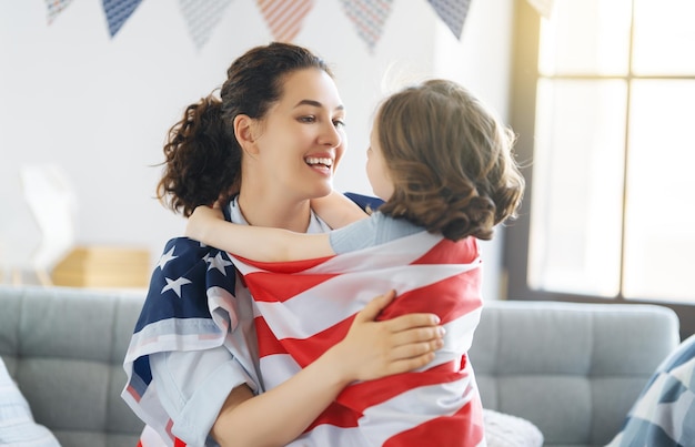 Famille avec drapeau américain