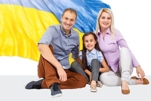 Famille avec drapeau de l'ukrainet couleurs jaune et bleu du drapeau ukrainien L'unité familiale soutient l'invasion de l'Ukraine par la Russie une demande d'aide à la communauté mondiale